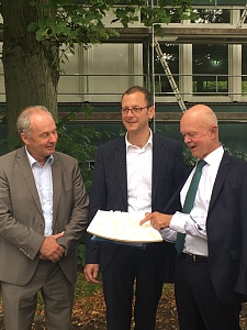 Alexander Künzel (rechts), Vorstandsvorsitzender der Bremer Heimstiftung, informiert Senator Günthner (Mitte) und Ulrich Schlüter (links), Leiter des Ortsamtes Osterholz, über den aktuellen Stand zum Ellener Hof.