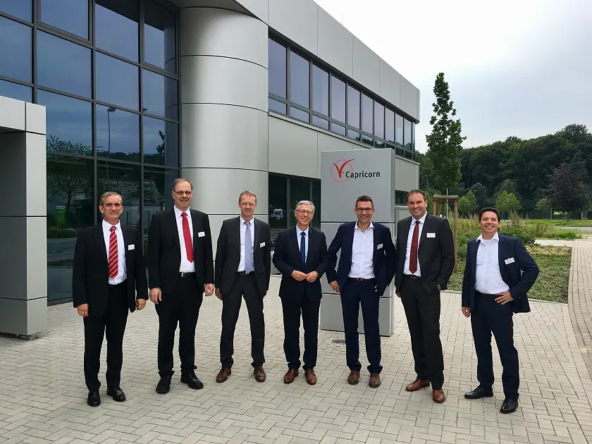 von links: Die Geschäftsführer Thomas Heuermann, Thomas von Massenbach, Thomas Bargfrede und Bürgermeister Carsten Sieling sowie Geschäftsführer Axel Buschmann, Timo Frank (Head of Sales) und Kai Kohl (Senior Consultant)