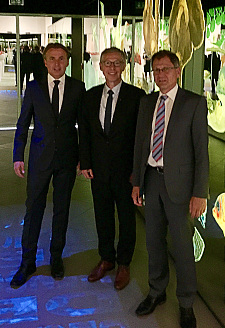 Eingangsbereich Pet World: Geschäftsführer Dirk Strelow (links) und Bürgermeister Carsten Sieling mit dem Betriebsratsvorsitzenden Heinz-Helmut Scharnhusen (rechts)