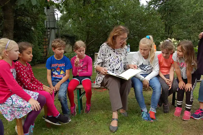 Lesestunde auf der Parzelle der Bürgermeisterin