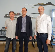 von links: Schulleiter Peter Reckemeyer, Senator Martin Günthner und Arnd Höljes, stellvertretender Schulleiter