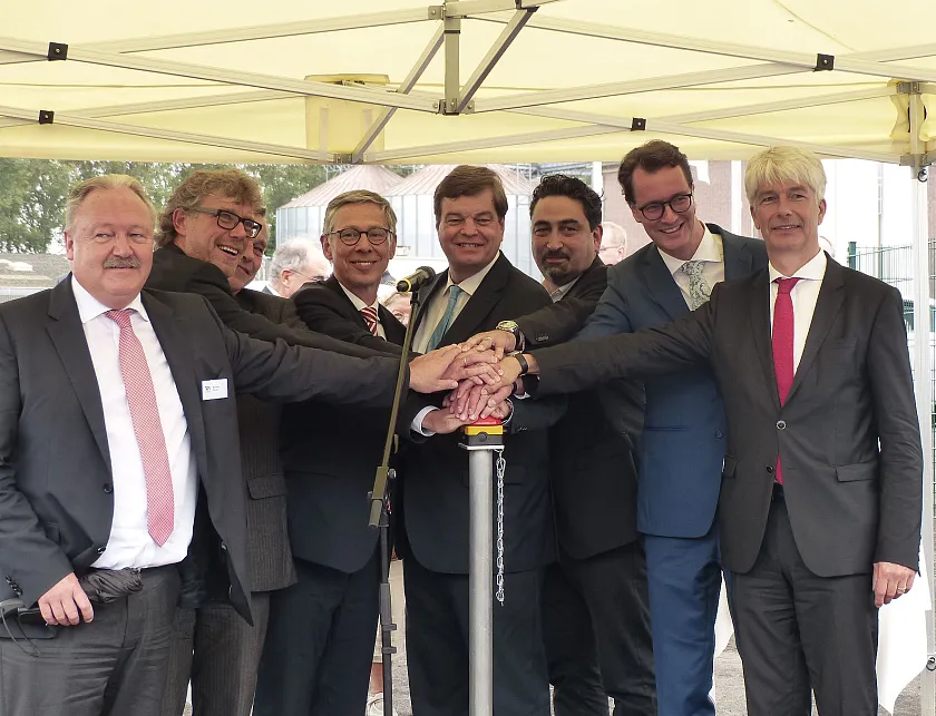 Von links: Manfred Wendt, Bunte GmbH, Bürgermeister (Minden) Michael Jäcke, Prof. Dr.-Ing. Hans-Heinrich Witte, Präsident GDWS, Bürgermeister Bremen Dr. Carsten Sieling,, Psts Enak Ferlemann, Roberto Spranzi, Vizepräsident des Bundesverbandes der Dt. Binnenschifffahrt, Verkehrsminister Hendrik Wüst (NRW), Wirtschaftsstaatssekretär Dr. Frank Nägele