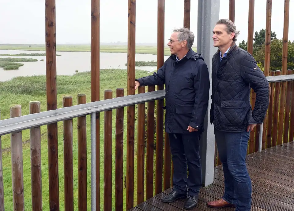 Bürgermeister Carsten Sieling (li.) und bremenports-Geschäftsführer Robert Howe auf dem Aussichtsturm Luneplate