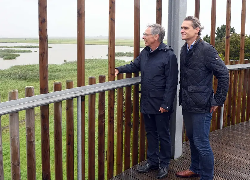 Bürgermeister Carsten Sieling (li.) und bremenports-Geschäftsführer Robert Howe auf dem Aussichtsturm Luneplate