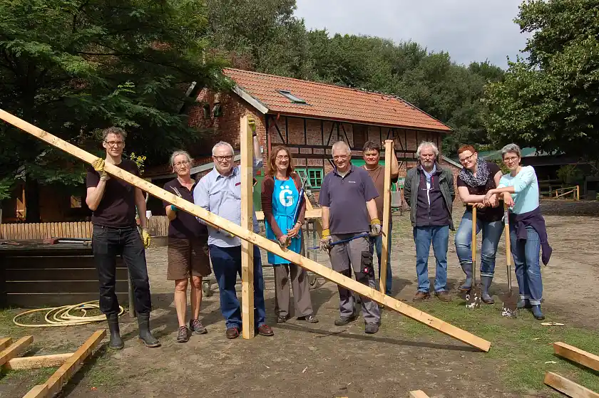 Die Finanzer und Hajo Hoffmann (Dritter von rechts) am Ende des „Day of caring“ auf der Kinder- und Jugendfarm Habenhausen.