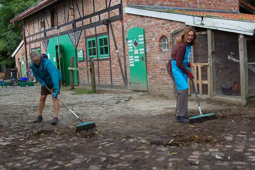 Der Mist muss weg. Helga Huppacz und Karoline Linnert (rechts) schwingen den Besen.