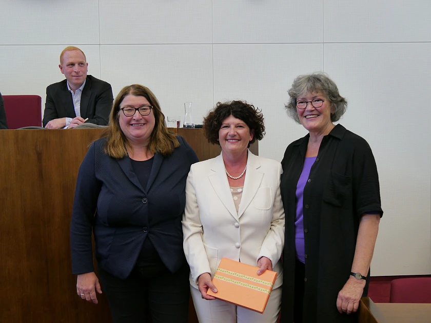 v.l.: Senatorin Anja Stahmann, Bettina Wilhelm und Ulrike Hauffe