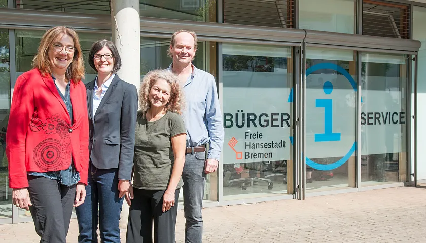 Bürgermeisterin Karoline Linnert (von links), Lucia Werder, stellvertretende Direktorin der Stadtteilbibliothek Bremen, BIS-Mitarbeiterin Maria Kroustis und Andreas Gebauer, Leiter der Stadtbibliothek West in Gröpelingen freuen sich über das gemeinsam umgesetzte Projekt des Bürgerinformations-Service.