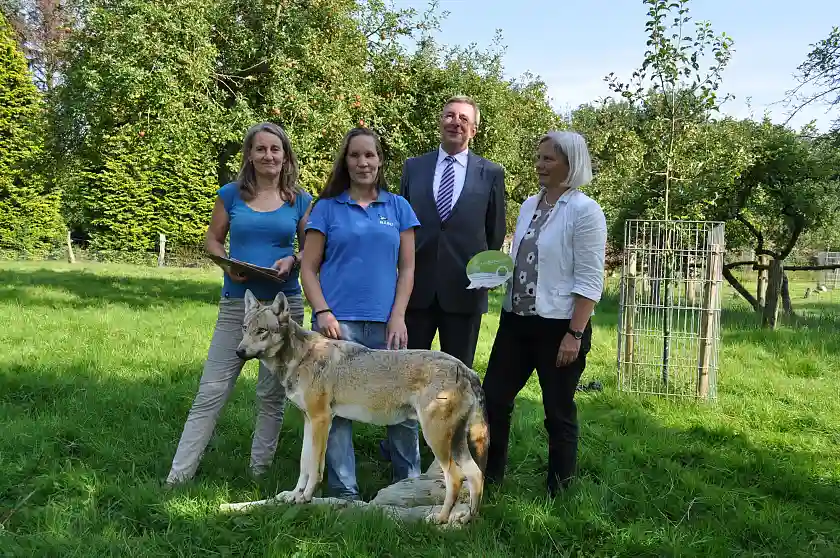Übergabe der Plakette „Ausgezeichnet!“: (v.l.n.r.) Sabine Schweitzer von der Koordinierungsstelle Umwelt Bildung Bremen, NABU-Projektleiterin Annette Siegert , Peter Zerfowski, Prokurist von Lotto Bremen und Hildegard Kamp, Abteilungsleiterin Umweltwirtschaft, Klima- und Ressourcenschutz beim Senator für Umwelt, Bau und Verkehr.