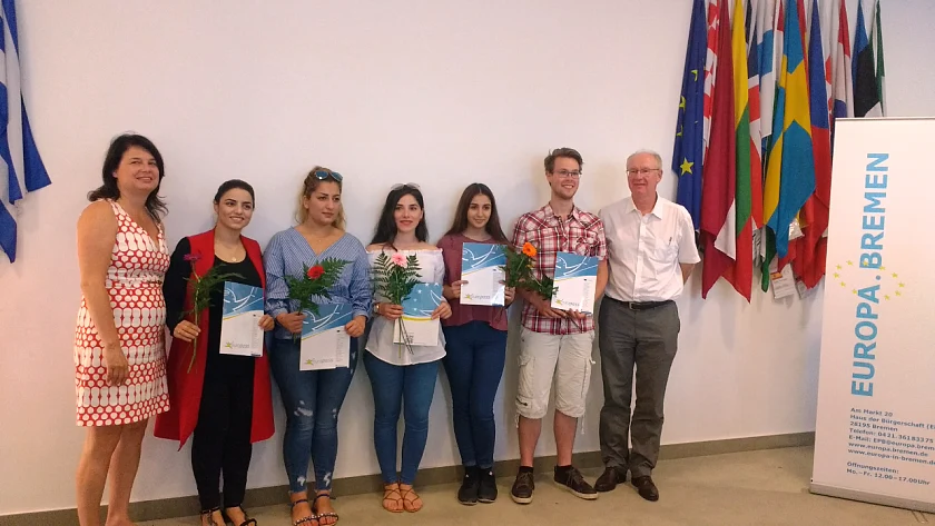 v.l.n.r: Staatsrätin Ulrike Hiller, Dilan Bayrak, Felek Sharo, Bahar Can, Awin Ayo, Dominik Wehnken, Dr. Bültemann-Hagedorn