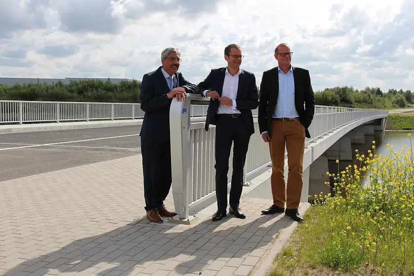 Melf Grantz,  Bremerhavens Oberbürgermeister, Martin Günthner, Senator für Wirtschaft, Arbeit und Häfen, und Nils Schnorrenberger, Geschäftsführer der Bremerhavener Gesellschaft für Investitionsförderung und Stadtentwicklung mbH, (v.l.n.r.) freuen sich über die Errichtung der Luneplate