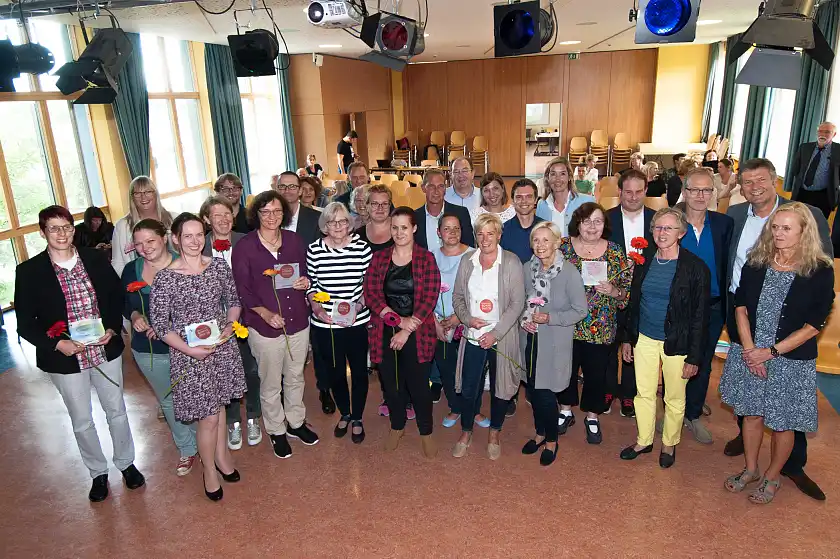 Vertreter aus neuen Schulen und des Ressorts für Kinder und Bildung während der Preisverleihung für das Qualitätssiegel Internet-ABC