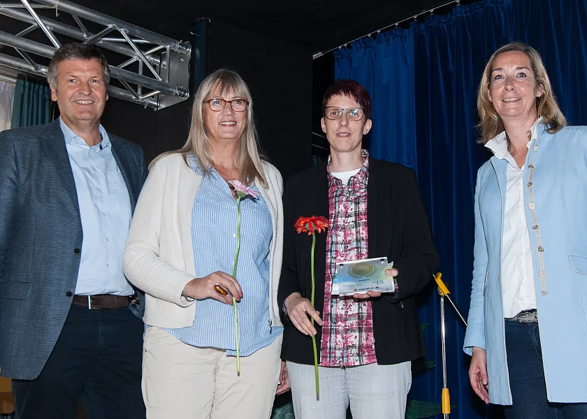 Die "Gold"-Schule Lessingstraße wurde zum fünften Mal in Folge ausgezeichnet und bekam dafür das Qualitätssiegel in Gold. v.l. Michael Huesmann (Abteilungsleiter schulische Bildung), Schulleiterin Kornelia Martens, Lehrerin Susanne Leopold, Cornelia Holsten (Direktorin Landesmedienanstalt)