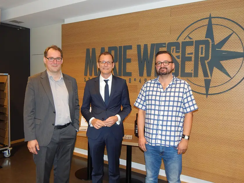 Marco Bianchi, Koordinator des Quartierzentrums Huckelriede (rechts) begrüßte Martin Günthner, Senator für Wirtschaft, Arbeit und Häfen (Mitte), zusammen mit Moritz Muras, Geschäftsführer des Martinsclub Bremen e.V. (links), im Marie Weser.