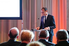 Martin Günthner, Senator für Wirtschaft, Arbeit und Häfen begrüßte die Gäste zum Sommerempfang "City of Space" in der Bremer Landesvertretung in Berlin.