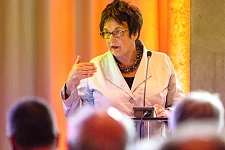 Bundeswirtschaftsministerin Brigitte Zypries lobte die Bremer Entwicklung zu einem europäischen Spitzenstandort in der Raumfahrtindustrie.