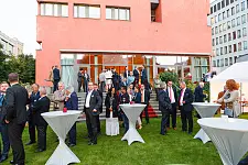 Nach den Reden gab es im Garten der Landesvertretung beim Grillbuffet und Getränken Gelegenheit zum Netzwerken. 