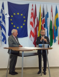 Im EuropaPunktBremen hat Bürgermeister Sieling (re.) heute mit persönlichen Worten Christian Bruns als Bremens "Mister Europa" und "Bremen-Botschafter" in Brüssel verabschiedet
