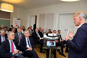 Friis Arne Petersen, Dänemarks Botschafter in Deutschland, nutzte die Gelegenheit, um auf der Kompakt-Konferenz in der deutsch-dänischen Außenhandelskammer zu der Bremer Delegation zu sprechen