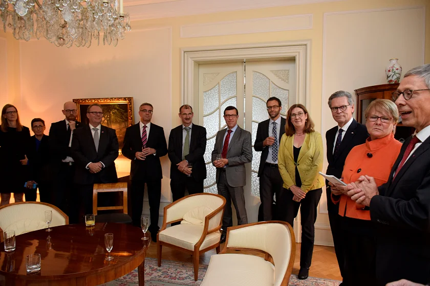 Bremens Bürgermeister Carsten Sieling (re.) bedankt sich für den Empfang in der Residenz von Botschafter Claus Robert Krumrei (3.v.r.)