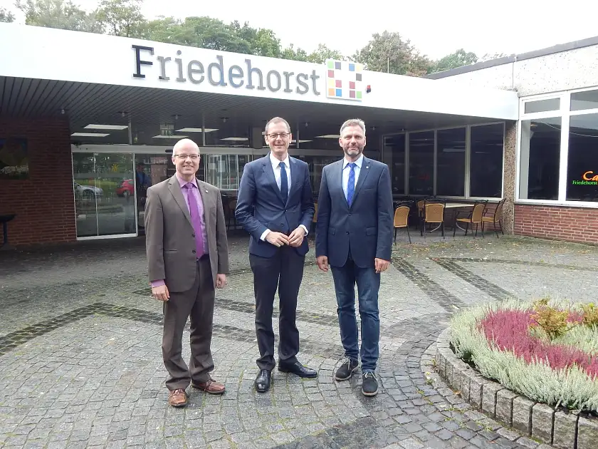 Der Vorstand der Stiftung Friedehorst, Onno Hagenah (links) und Pastor Michael Schmidt (rechts), begrüßten Martin Günthner, Senator für Wirtschaft, Arbeit und Häfen, bei seinem Besuch auf dem Friedehorst-Gelände in Bremen-Lesum.