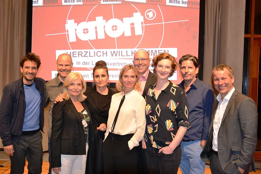 v.l. Oliver Mommsen (Schauspieler), Stefan Hansen (Musik), Sabine Postel (Schauspielerin), Annette Strelow (Redaktion), Nadeshda Brennicke (Schauspielerin), Frank Hanf (Dienststellenleiter Landesvertretung Bremen), Luise Wolfram (Schauspielerin), Olaf Kraemer (Co-Autor), Jan Weyrauch (Programmdirektor Radio Bremen) 