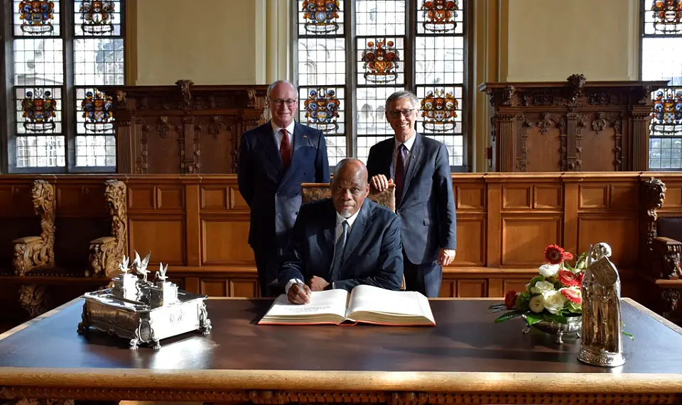Eintrag in das Goldene Buch: Botschafter Phumelele Stone Sizani, Honorarkonsul Volker Schütte, Bürgermeister Dr. Carsten Sieling 