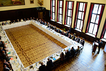 Im Festsaal des Bremer Rathauses begrüßt Bremens Bürgermeister Dr. Carsten Sieling die Teilnehmerinnen und Teilnehmer der Auftaktsitzung der Kommission 