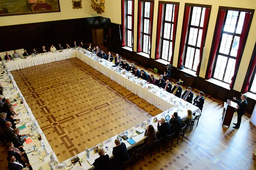 Im Festsaal des Bremer Rathauses begrüßt Bremens Bürgermeister Dr. Carsten Sieling die Teilnehmerinnen und Teilnehmer der Auftaktsitzung der Kommission "Zukunft.Bremen 2035"
