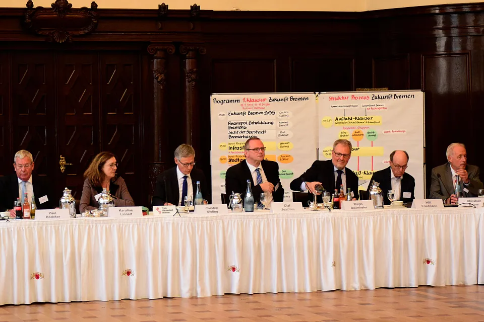 Bürgermeisterin Linnert und Bürgermeister Sieling (2. u. 3. v.li.) während des Eröffnungsplenums (ganz links, Bürgermeister Paul Bödeker in Vertretung für Bremerhavens Oberbürgermeister Melf Grantz)