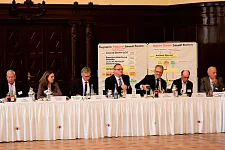 Bürgermeisterin Linnert und Bürgermeister Sieling (2. u. 3. v.li.) während des Eröffnungsplenums (ganz links, Bürgermeister Paul Bödeker in Vertretung für Bremerhavens Oberbürgermeister Melf Grantz)