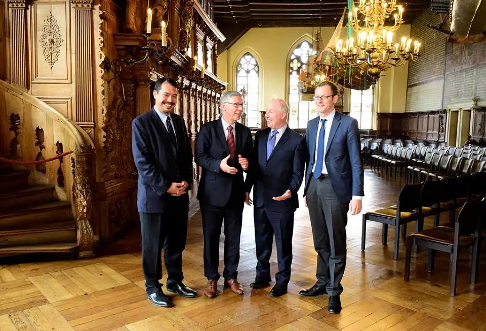 US-Generalkonsul Richard Yoneoka, Bürgermeister Dr. Carsten Sieling, US-Gesandter Kent Logsdon und Wirtschaftssenator Martin Günthner in der Oberen Rathaushalle
