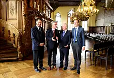 US-Generalkonsul Richard Yoneoka, Bürgermeister Dr. Carsten Sieling, US-Gesandter Kent Logsdon und Wirtschaftssenator Martin Günthner in der Oberen Rathaushalle