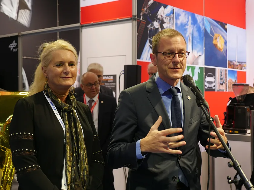 Eröffneten gemeinsam den Bremen-Stand auf dem International Astronautical Congress (IAC) in Adelaide/Australien: Prof. Dr. Pascale Ehrenfreund, Vorstandsvorsitzende des Deutschen Zentrums für Luft- und Raumfahrt (DLR), und Martin Günthner, Senator für Wirtschaft, Arbeit und Häfen.