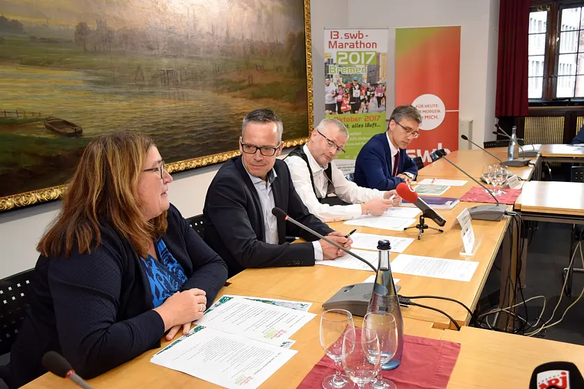 Sie stellten heute im Sitzungssaal des Rathauses das Programm für den 13. swb-Marathon vor (v.l.n.r.): Senatorin Anja Stahmann, Moderator Axel Pusitzky, Utz Bertschy und Thorsten Köhne