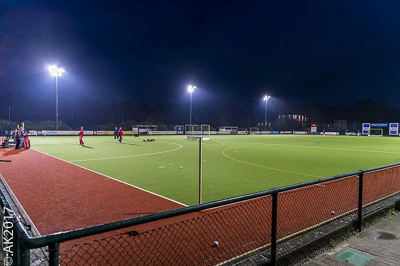Das Sportfeld unter Flutlicht
