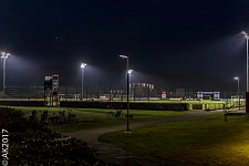 Das Sportfeld unter Flutlicht