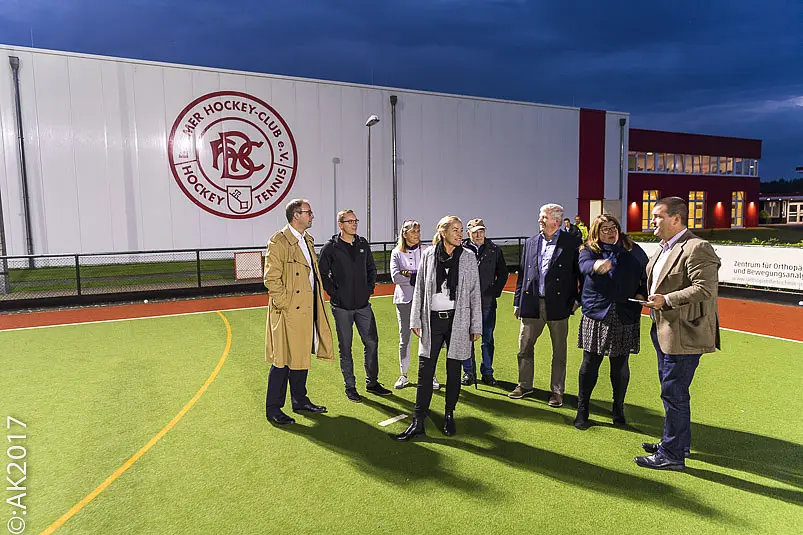 Senatorin Anja Stahmann und Anke Precht vom Sportamt mit Vertretern des BHC 