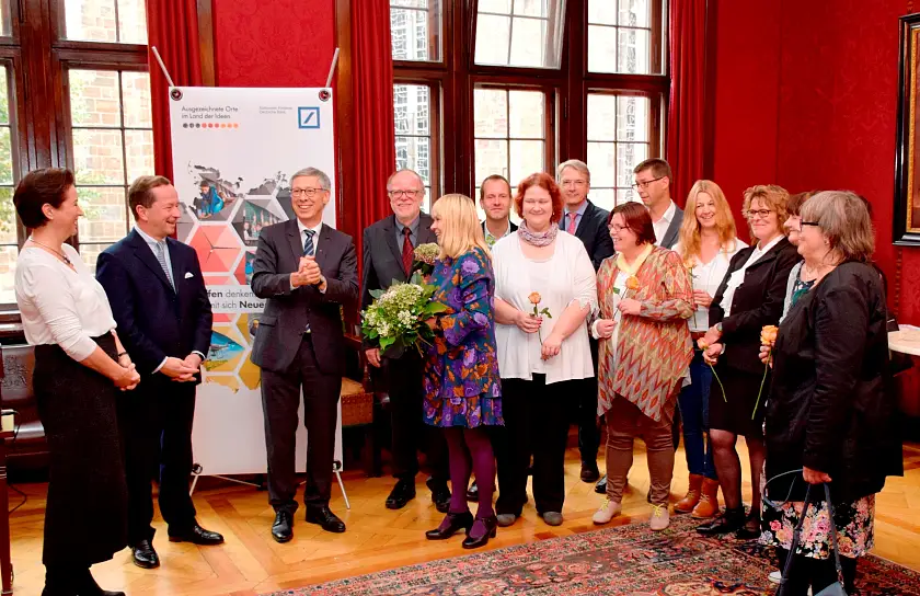 Ute Weiland (li., Geschäftsführerin von "Deutschland – Land der Ideen", Bürgermeister Carsten Sieling und Ludwig Blomeyer-Bartenstein (Marktgebietsleiter Deutsche Bank Bremen) gratulieren im Kaminsaal des Rathauses den Preisträgern des Projektes "Genesungsbegleiter Klinikum Bremerhaven Reinkenheide"