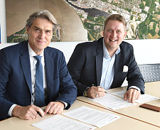 Robert Howe (li.) und Dr. Torben Möller unterzeichnen die Kooperationsvereinbarung.