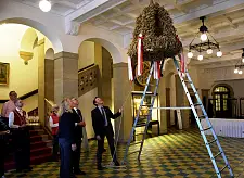 Andrea Geerken (1. Vorsitzende der LandFrauen), Bürgemeister Carsten Sieling und Hilmer Garbade (Präsident des Bremischen Landwirtschaftsverbandes) bringen die Erntekrone an.