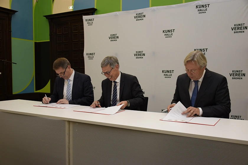 Man versteht sich gut: Peter den Oudsten, Carsten Sieling und Jürgen Krogmann (v.r.) unterzeichnen in der Kunsthalle Bremen die Absichtserklärung zur Intensivierung der Zusammenarbeit der Städte Bremen, Groningen und Oldenburg