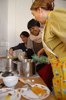 Bei der Bechamelsoße für die Chicoree-Schinken-Röllchen musste es schnell gehen. Dank der hervorragenden Teamarbeit gab es keine Klümpchen!