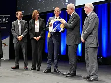 Staffelübergabe an Bremen zum Abschluss des IAC in Adelaide (von links): Prof. Marc Avila, Geschäftsführender Direktor ZARM, Prof. Christiane Schmullius, Vorsitzende des Programmkomitees des IAC 2018, Martin Günthner, Senator für Wirtschaft, Arbeit und Häfen, Jean-Ives Le Gall, Präsident der IAF International Astronautical Federation, Michael Davis, Vorsitzender der Space Industry Association Australia.