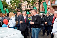 Auf der Mercedes-Ausstellerfläche tauschte sich der Bürgermeister mit dem Mercedes-Team aus