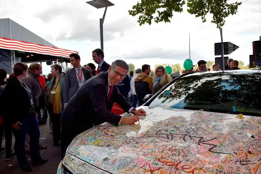 Auch der Bürgermeister unterschrieb auf dem Wagen von "Geklärt, wer fährt!" und setzt so ein Zeichen gegen Alkohol am Steuer