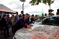 Auch der Bürgermeister unterschrieb auf dem Wagen von "Geklärt, wer fährt!" und setzt so ein Zeichen gegen Alkohol am Steuer