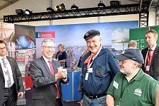 Bürgermeister Carsten Sieling zeigte sich beim Besuch des Bremen-Zelts enthusiastisch