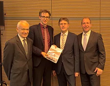 Hartmut Beuß, Dr. Martin Hagen, Klaus Vitt, Randolf Stich (v.l.n.r.) freuen sich über die Kooperationsvereinbarung XRechnung