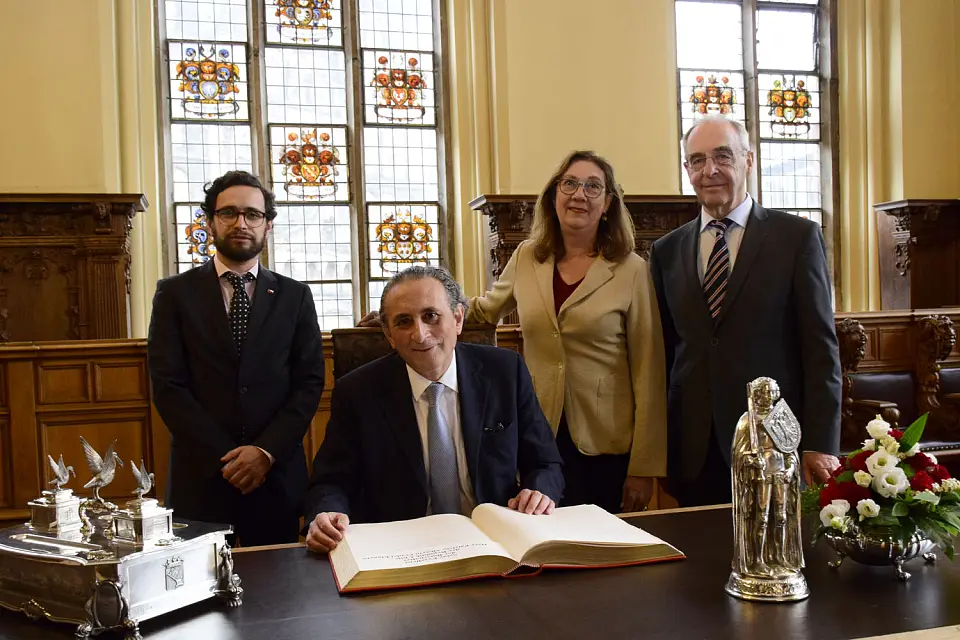 Eintrag in das Goldene Buch: Generalkonsul Erwan Varas Dulac, Botschafter Patricio Pradel Elgueta, Bürgermeisterin Karoline Linnert und der Doyen des Konsularkorps Bremen, Honorarkonsul Volker Kröning (v.l.)